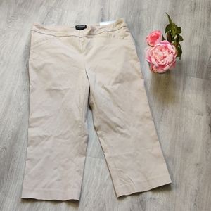 🎉NWT Liz Claiborne Crop Khaki
